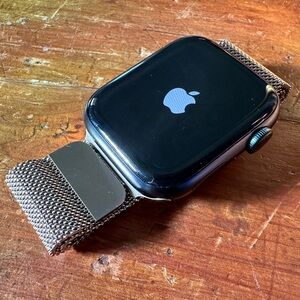 Apple Watch Series 8 45mm Midnight w Milanese Band Loop